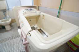 バリアフリー設計の浴室