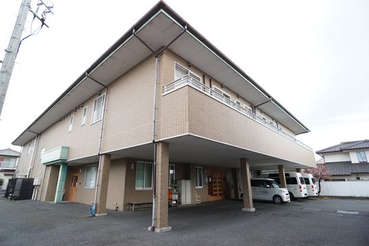 広々とした施設の外観