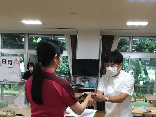 スタッフが対面で受け渡す食堂  