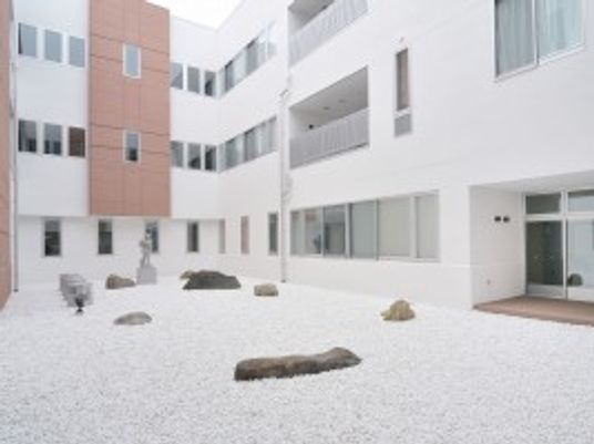 中庭のある白い建物外観  