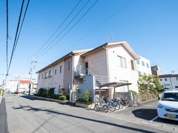明るい建物の外観