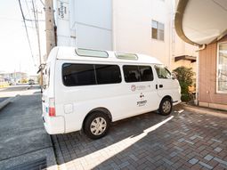 送迎車が停まる外観