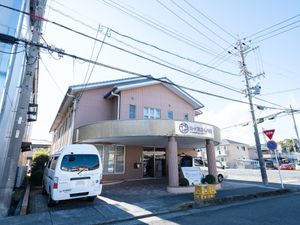 ピンクの建物外観