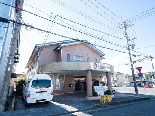 ピンクの建物外観