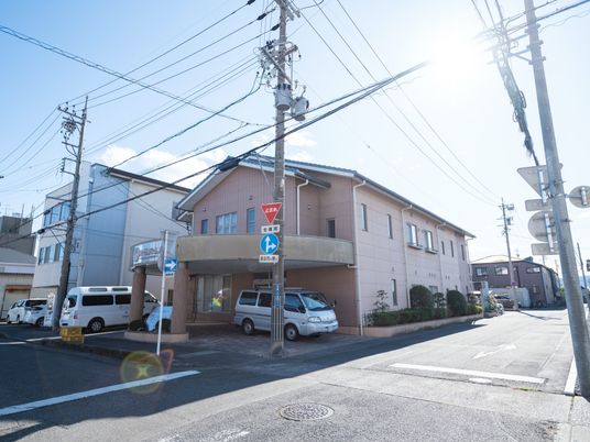 明るい日差しの外観