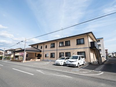 外観の建物と駐車場