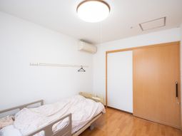 明るいシンプルな居室