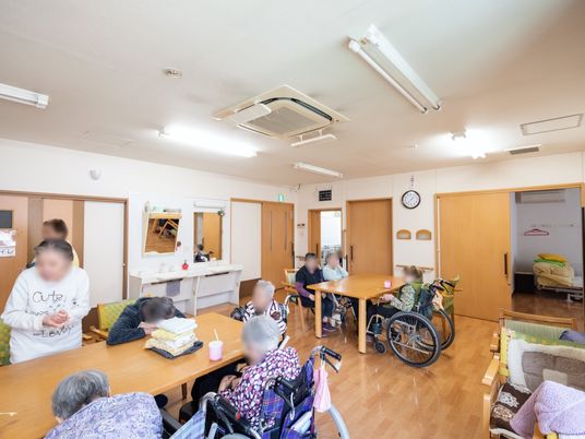 明るい居室と利用者