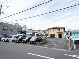 建物と駐車場の風景
