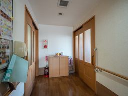 廊下の角度から見た居室入口