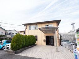 明るい建物の外観