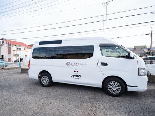 ホワイトカラーの送迎車