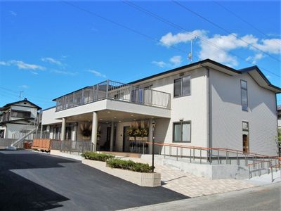 白い壁の洗練された外観