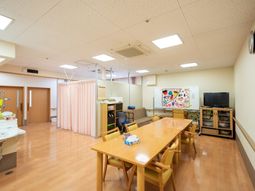 多目的スペースの明るい室内