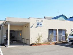 清潔感のある建物正面