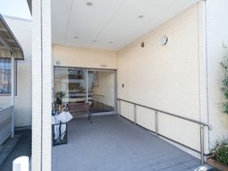 明るいエントランスの外観