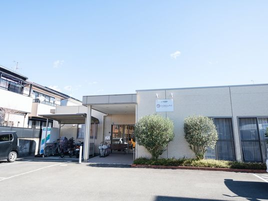 清潔感ある建物のエントランス