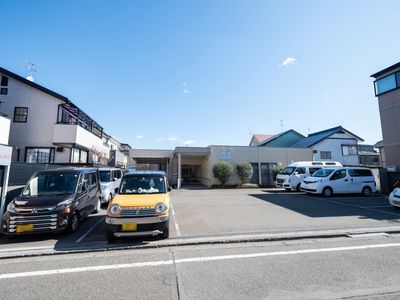 施設の外観と駐車場