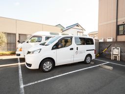 駐車場に停まる送迎車