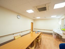 広々とした明るい食堂