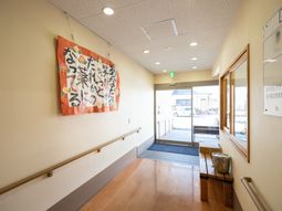 明るい廊下の掲示物