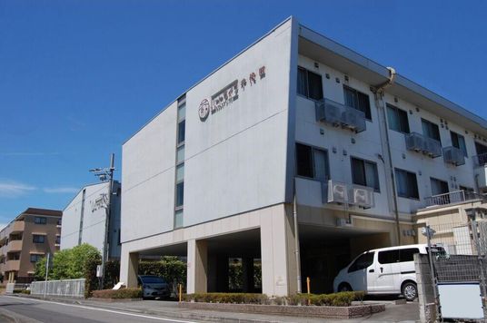 落ち着いた外観の建物