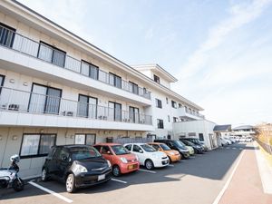 施設の駐車場と外観