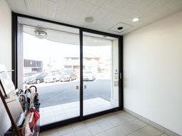 明るいエントランスの景観