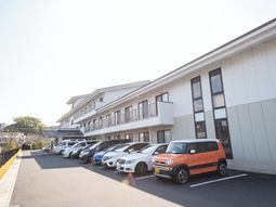 明るい外観の建物