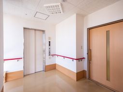 明るい廊下とエレベーター