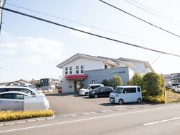 白と灰色の建物外観