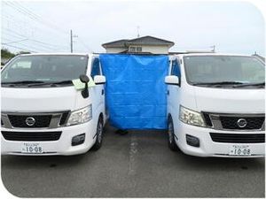 送迎車が並ぶ外観  
