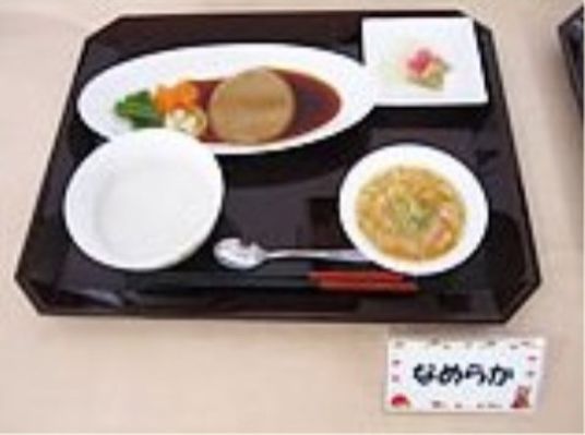 配膳された美味しそうな食事