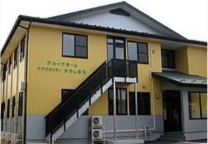 黄色い外壁の建物外観