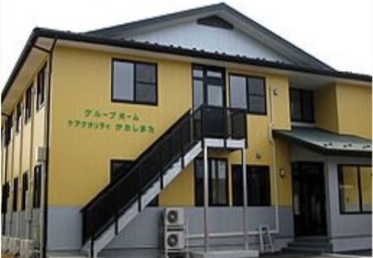 黄色い外壁の建物外観