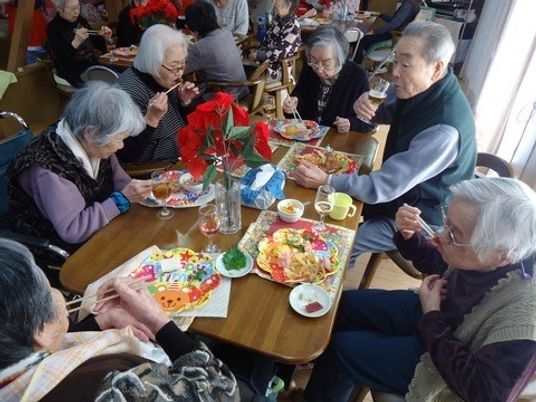食事を楽しむ高齢者の様子