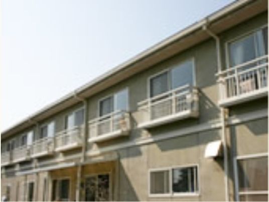 日差しのあたる明るい外観