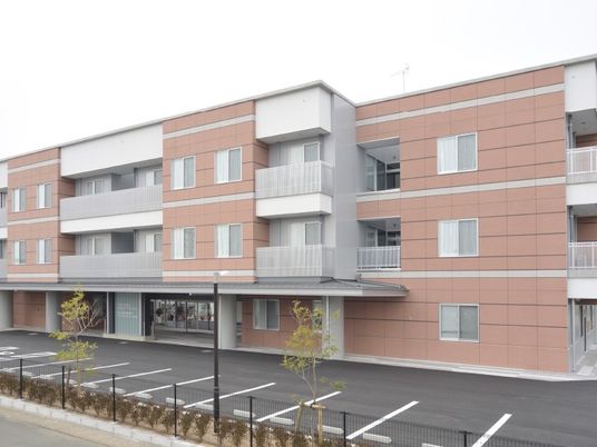 落ち着いた外観の建物  