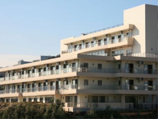 明るい外観の建物