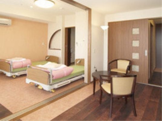 「スカイテラス伊東」の2人部屋。個別の居室以外にも、夫婦での入居に備えた部屋もご用意している。