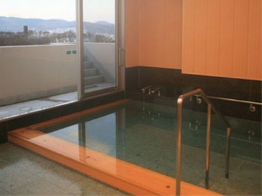 景色の見えるきれいな浴室