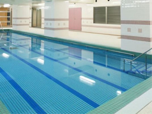 「スカイテラス伊東」の温水プール。屋内プールを完備しており、体の心肺機能の向上にも繋がたり、脂肪を減らしたい方にも最適である。