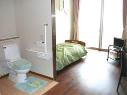 明るい居室の様子