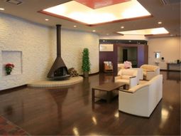 シックな暖炉のあるロビー