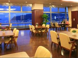 夕景の見える明るい食堂