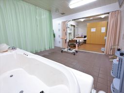 広々とした清潔な浴室