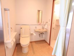清潔なトイレと洗面台