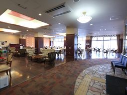 広々とした明るい食堂