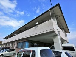 明るい空と建物の外観