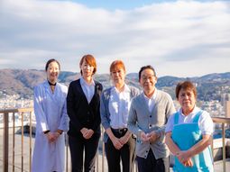 スタッフが笑顔で立つテラス